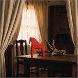 Красный конь с золотым седлом 22 см 10750