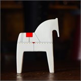 Белый конь с красным седлом 22 см 10771