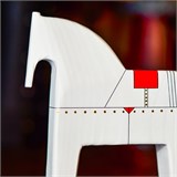 Белый конь с красным седлом 22 см 10771