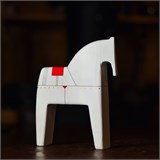 Белый конь с красным седлом 22 см 10771