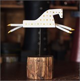 Белый конь летящий на подставке 10772