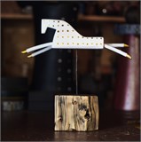 Белый конь летящий на подставке 10772